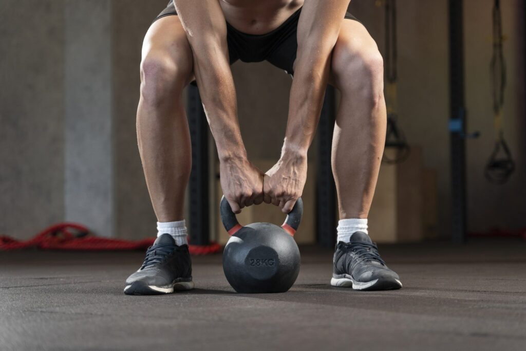hombre entrenamiento crossfit masa muscular
