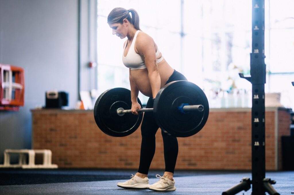 mujer haciendo pesas embarazada